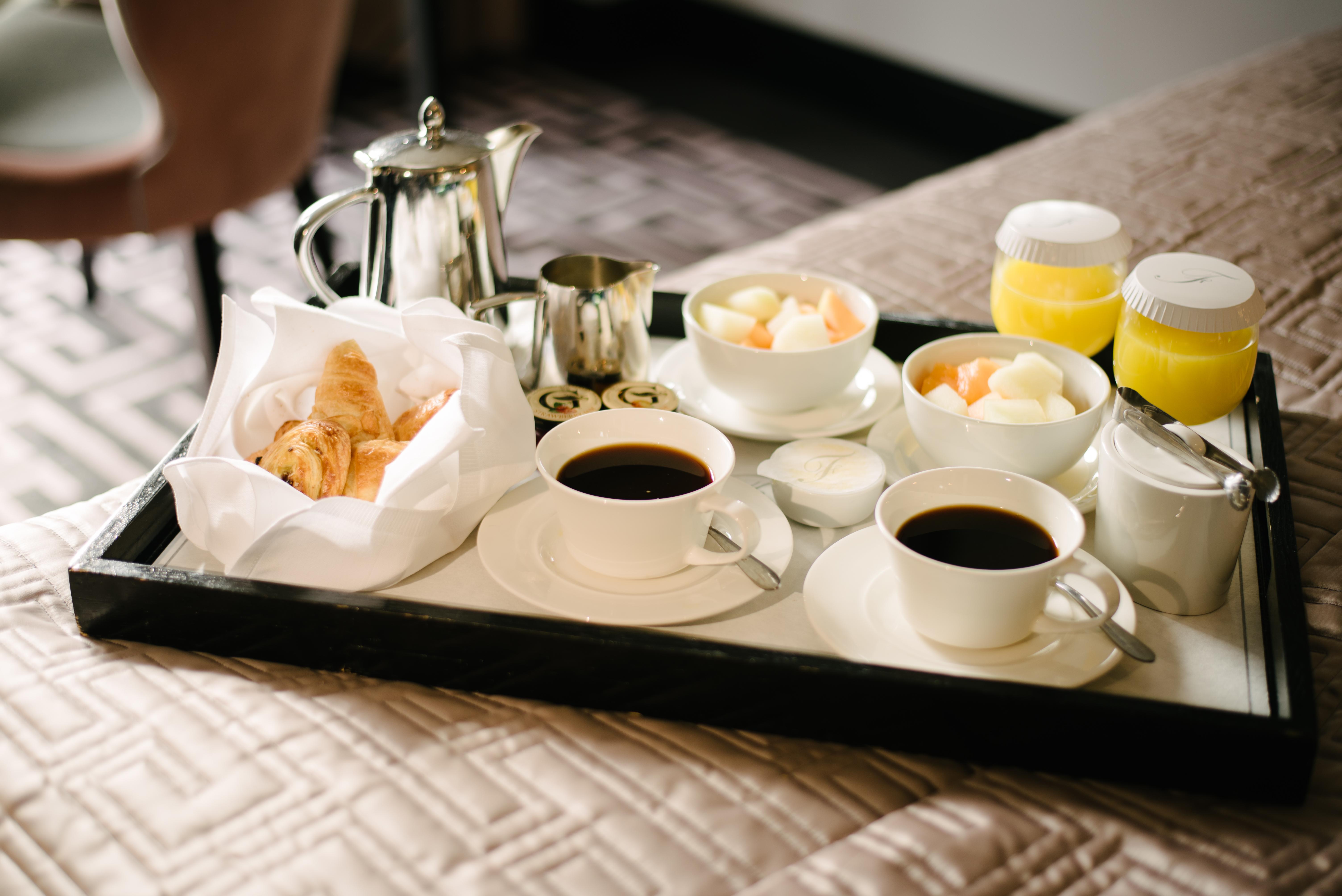 The Fitzwilliam Hotel Belfast Exteriör bild Room service
