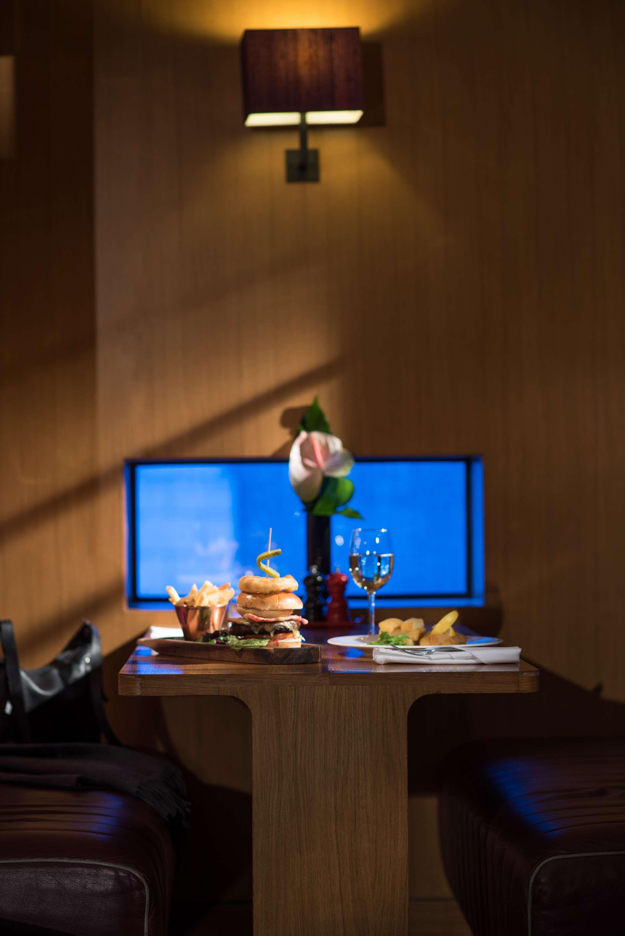 The Fitzwilliam Hotel Belfast Exteriör bild Room service