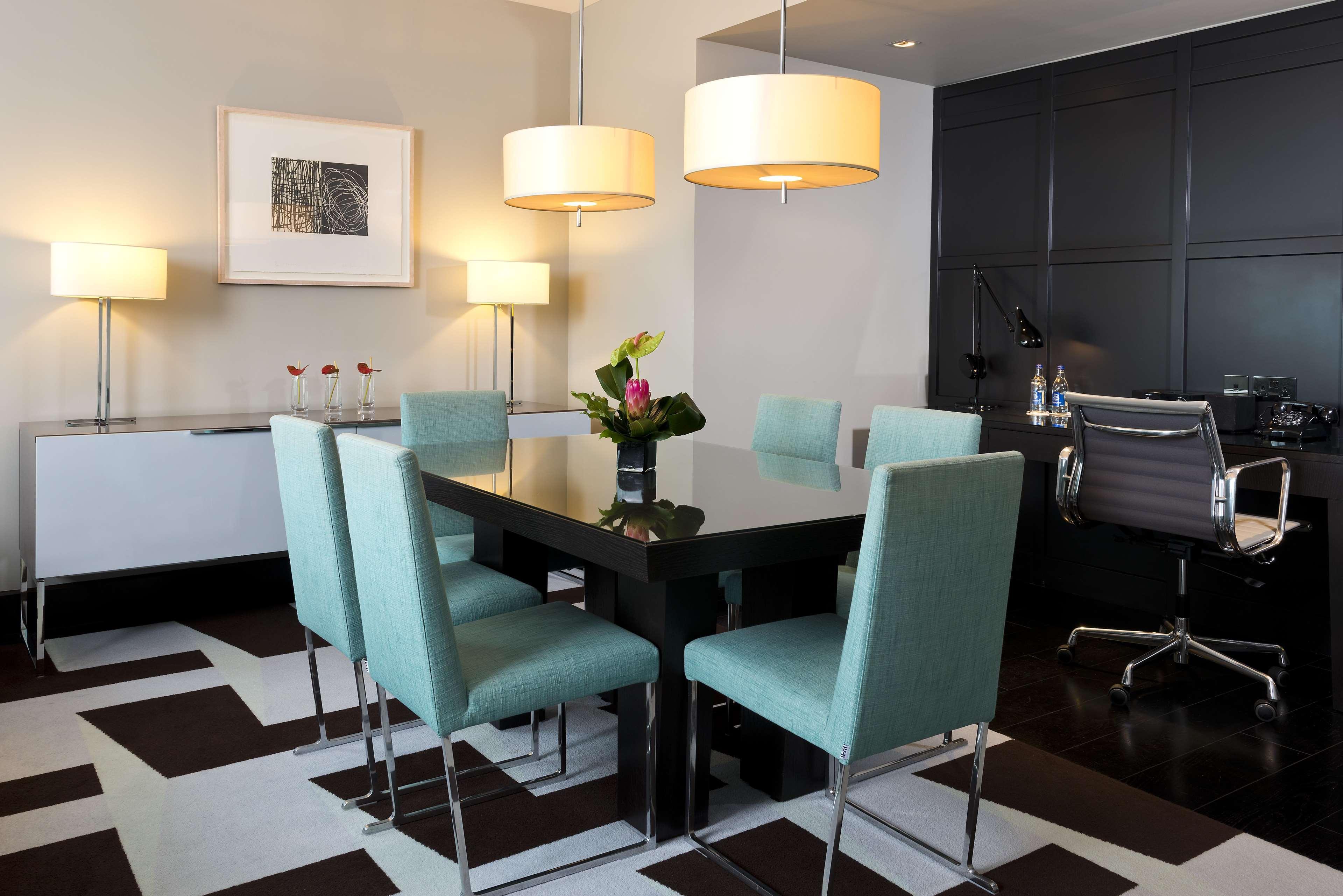 The Fitzwilliam Hotel Belfast Exteriör bild A modern dining room