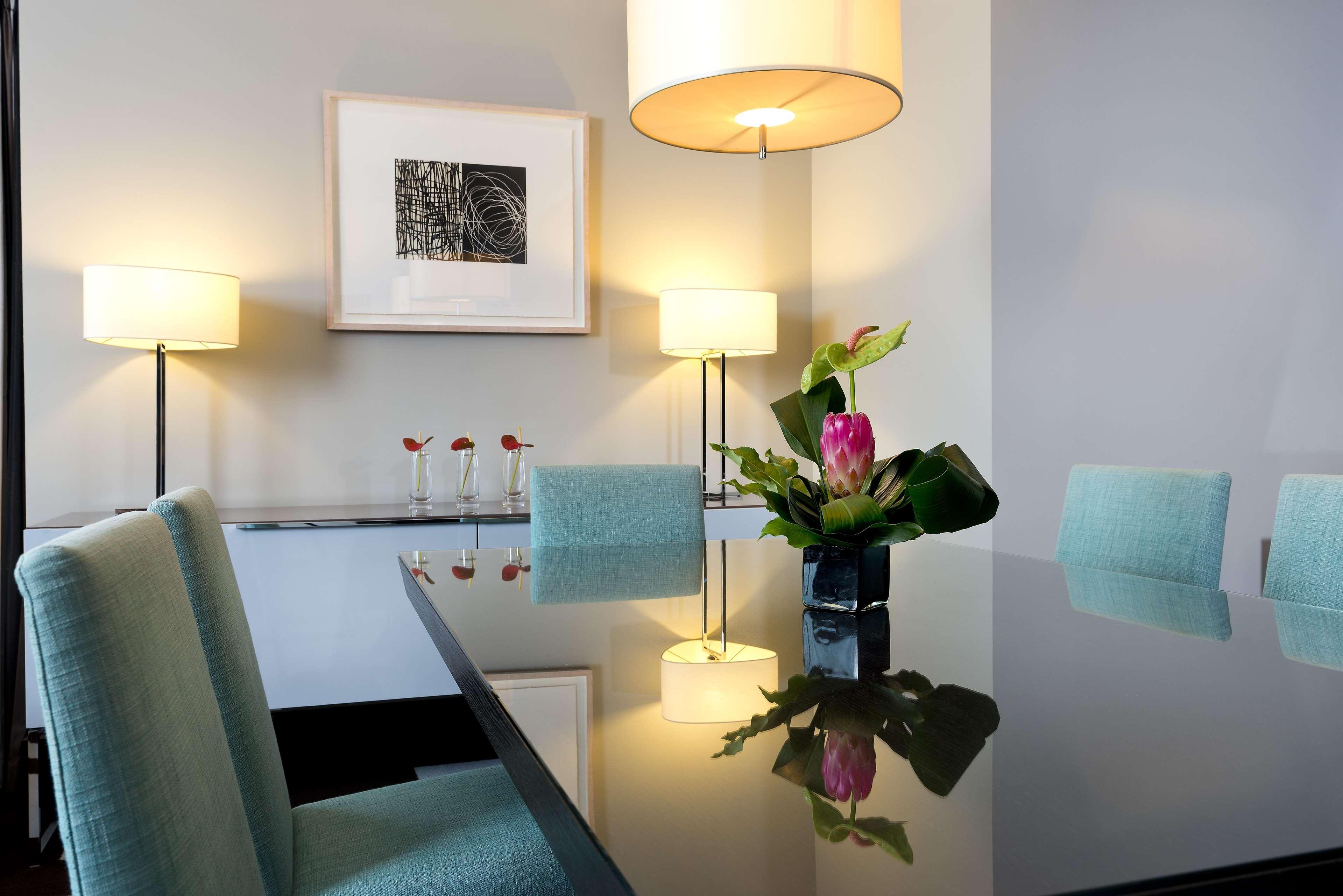 The Fitzwilliam Hotel Belfast Exteriör bild A table lamp