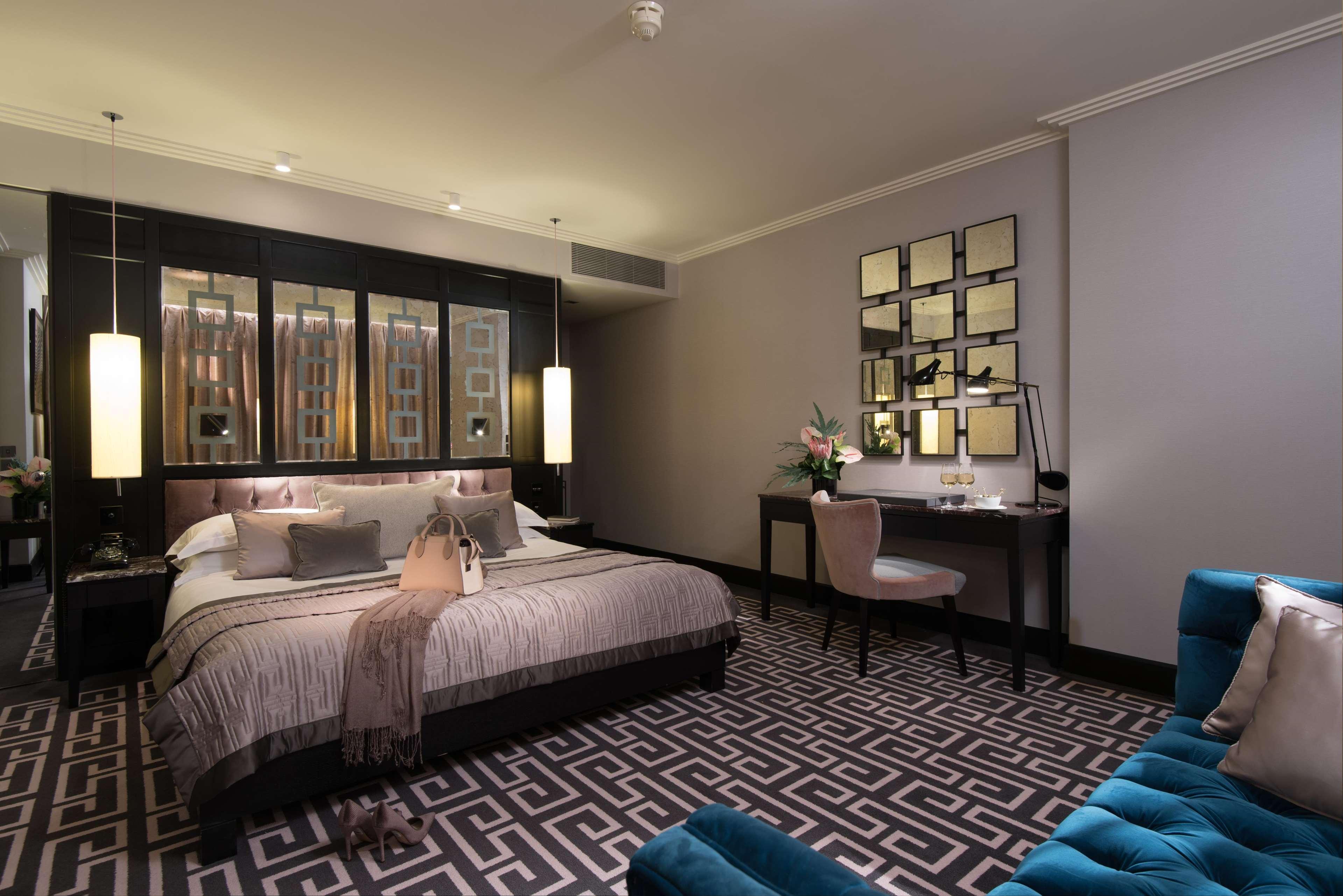 The Fitzwilliam Hotel Belfast Exteriör bild A suite at the hotel