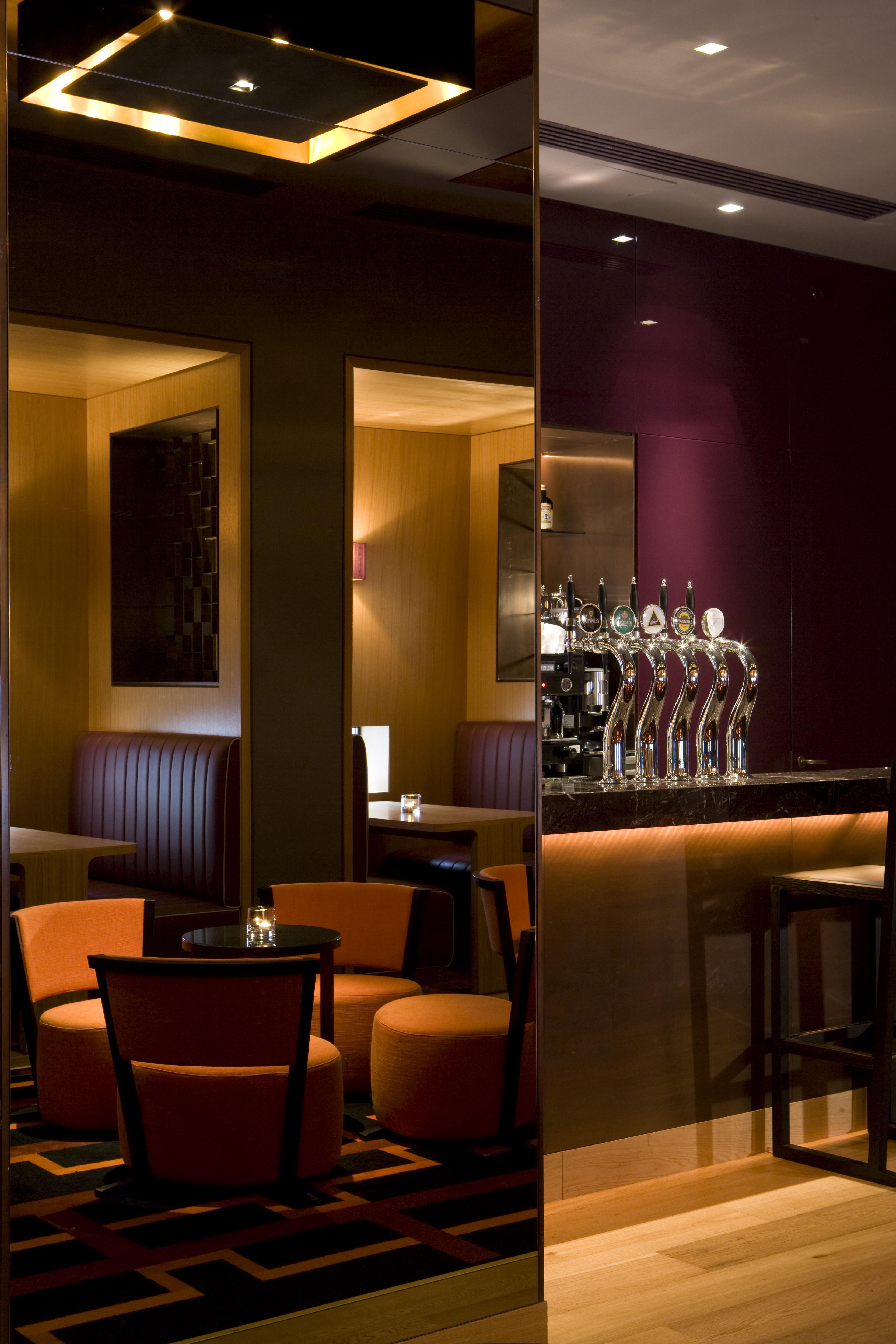 The Fitzwilliam Hotel Belfast Exteriör bild The bar at the hotel
