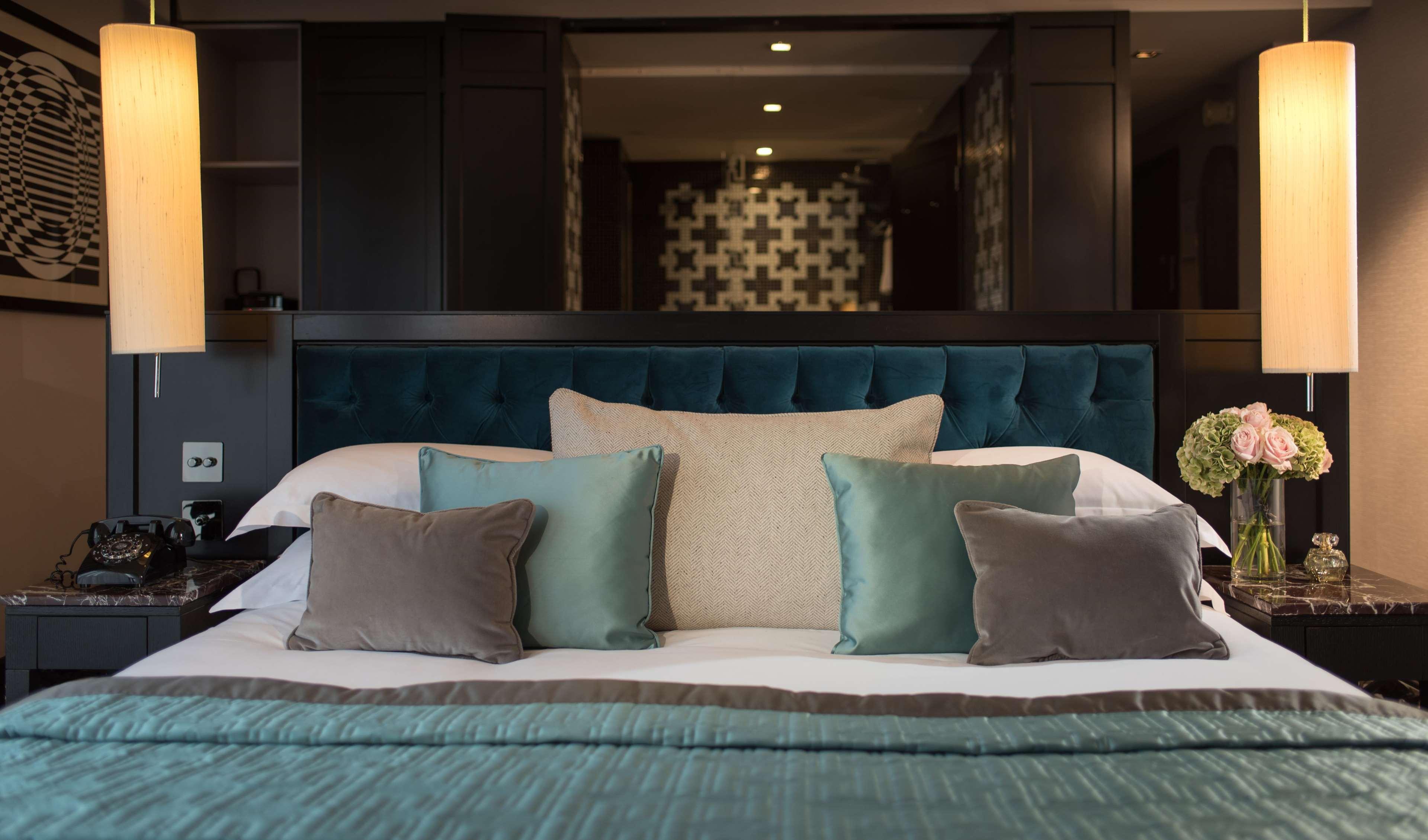 The Fitzwilliam Hotel Belfast Exteriör bild A bedroom at the hotel
