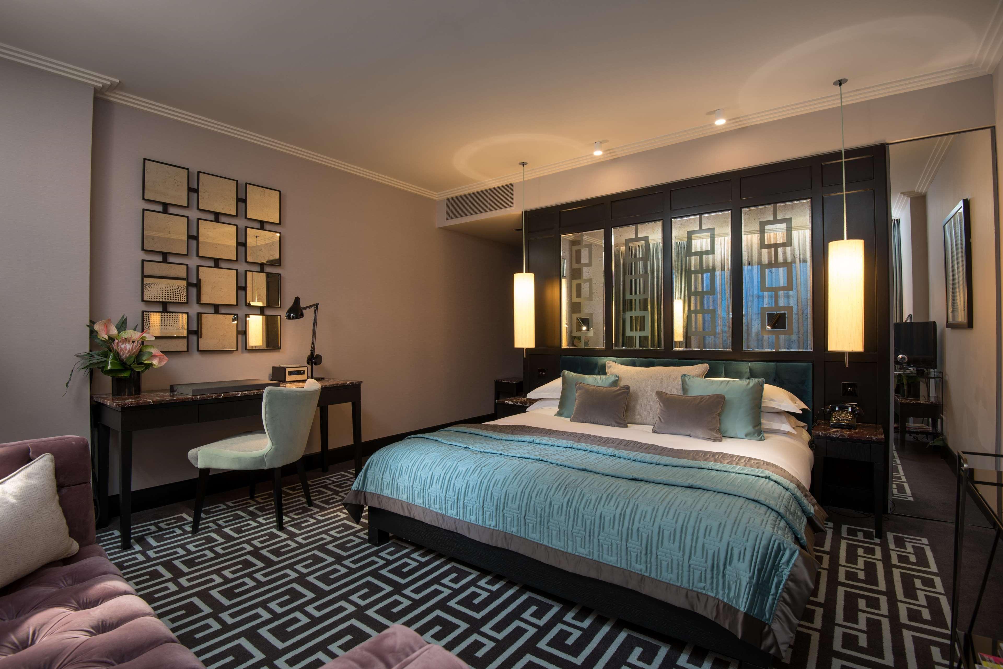 The Fitzwilliam Hotel Belfast Exteriör bild A bedroom at the hotel