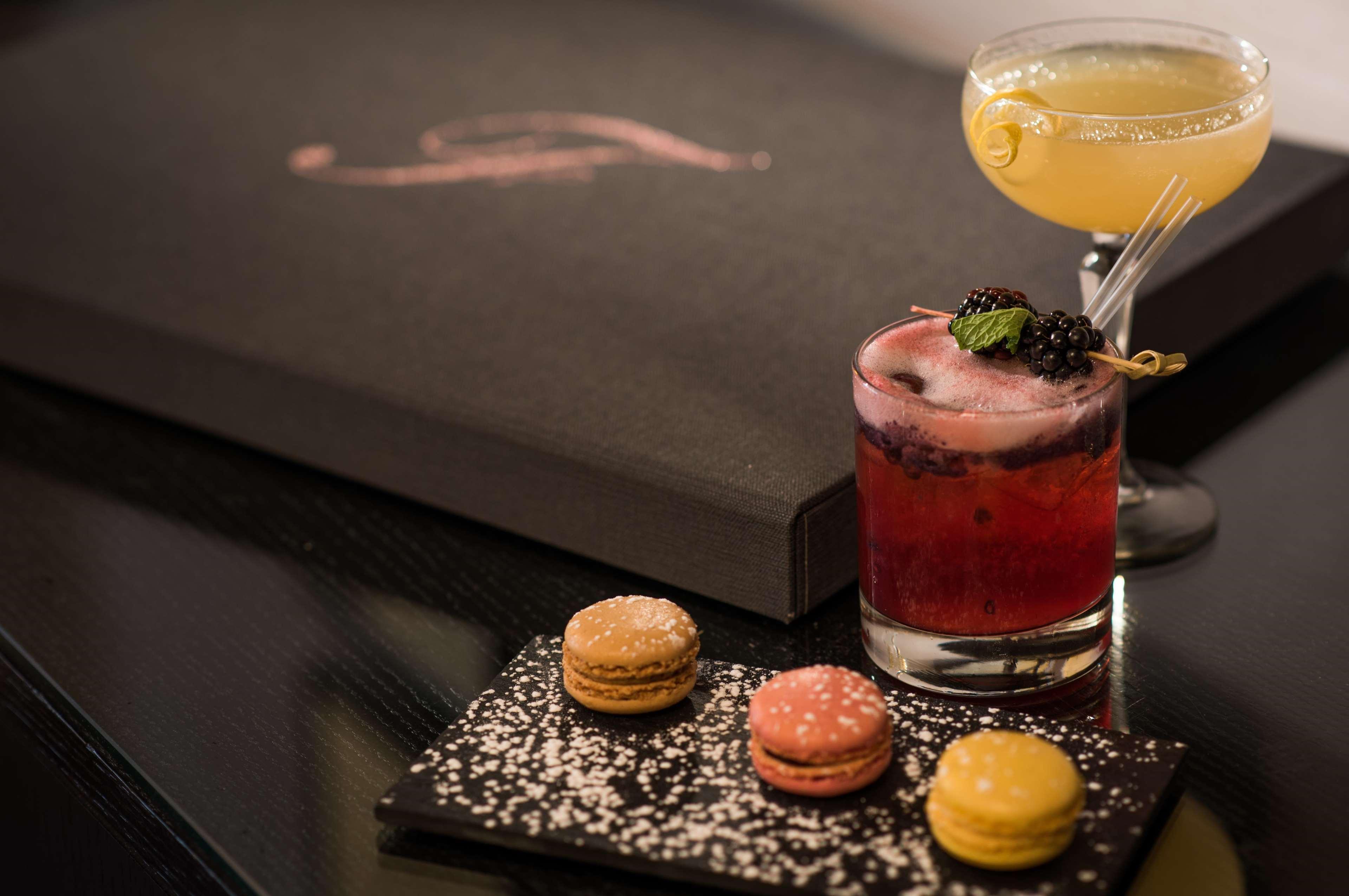 The Fitzwilliam Hotel Belfast Exteriör bild A cocktail at the bar