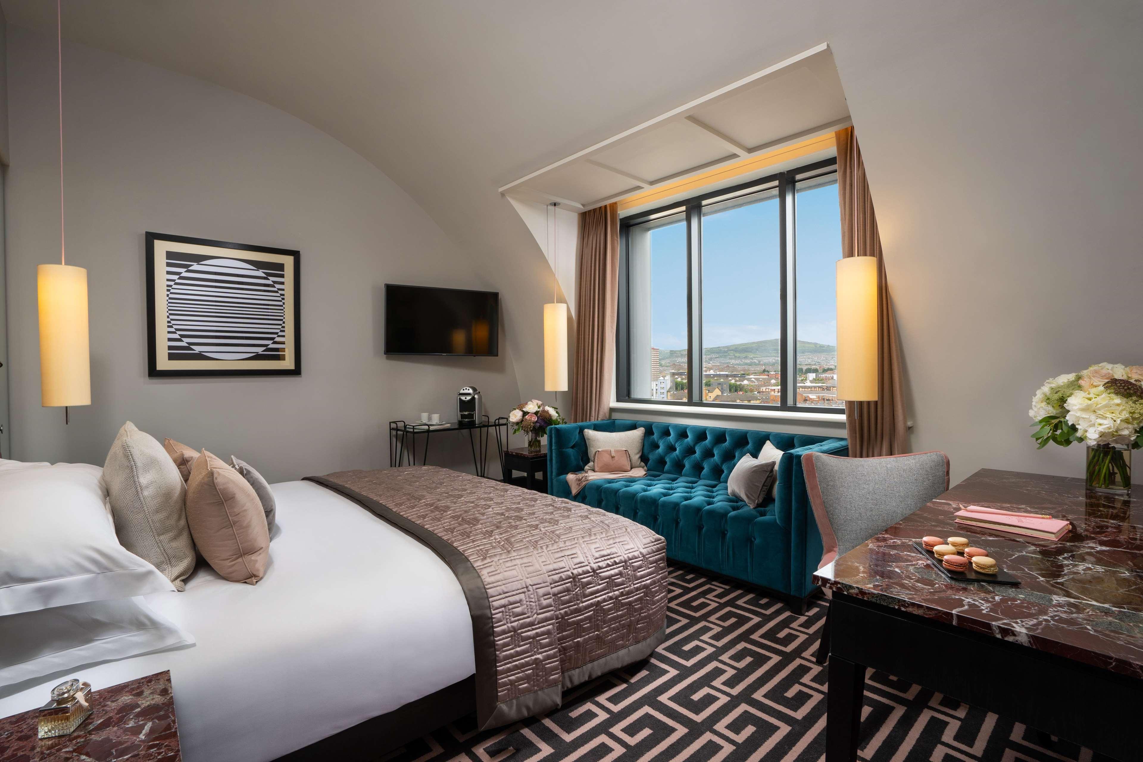 The Fitzwilliam Hotel Belfast Exteriör bild A suite at the hotel