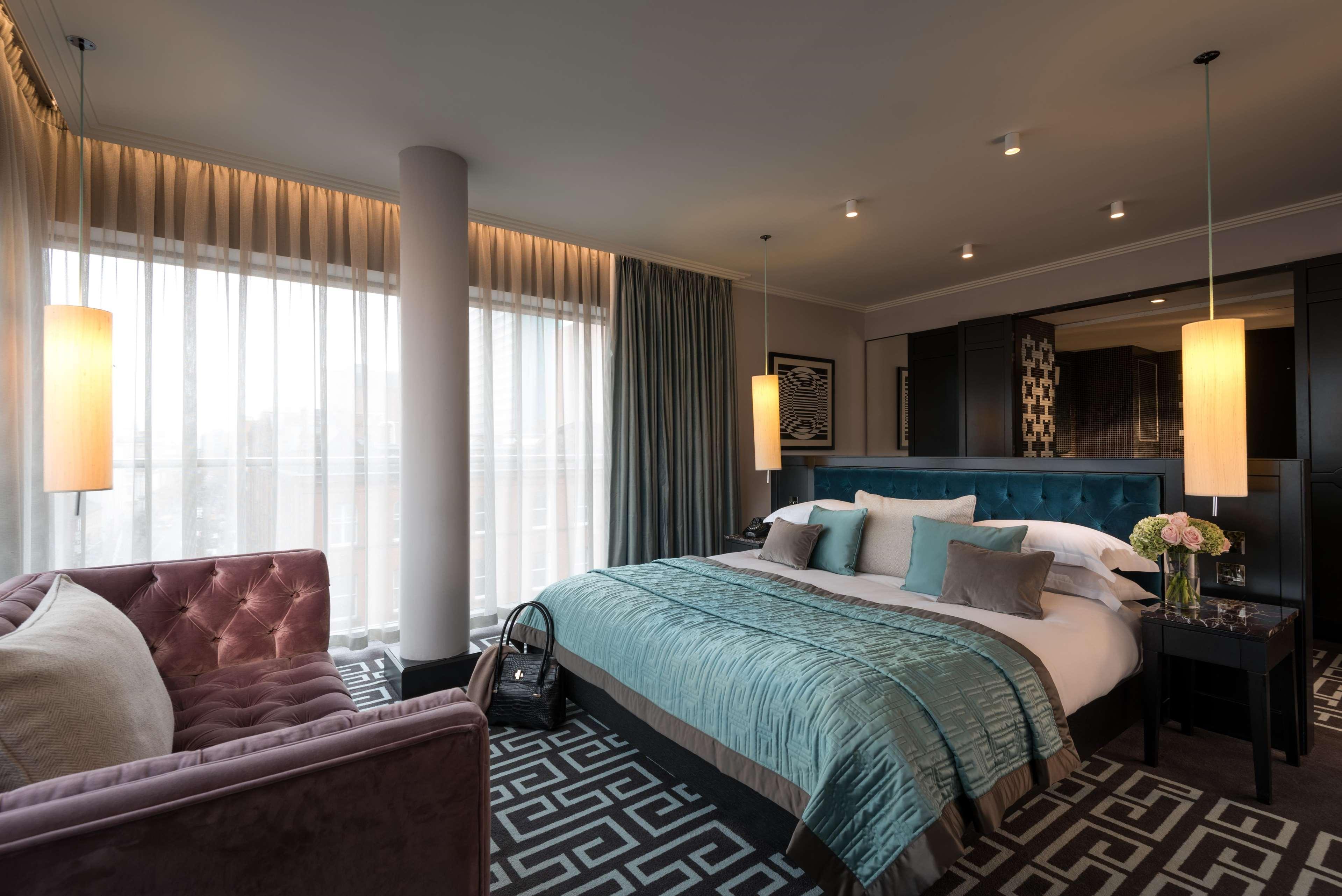 The Fitzwilliam Hotel Belfast Exteriör bild A bedroom at the hotel