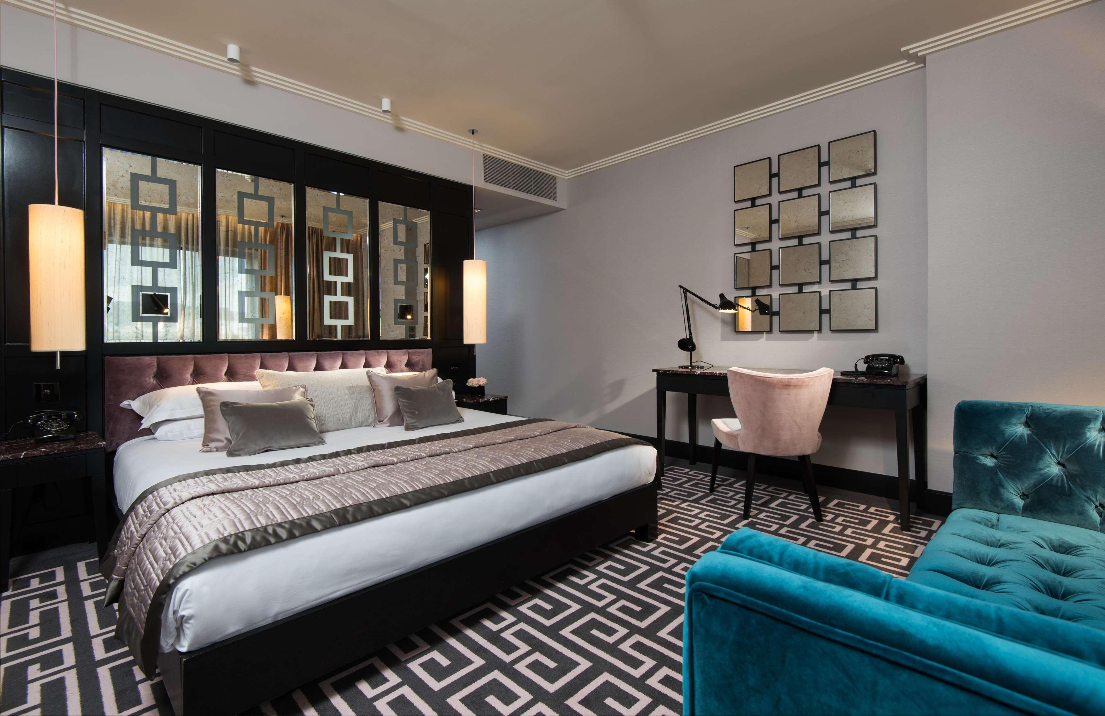 The Fitzwilliam Hotel Belfast Exteriör bild A suite at the hotel