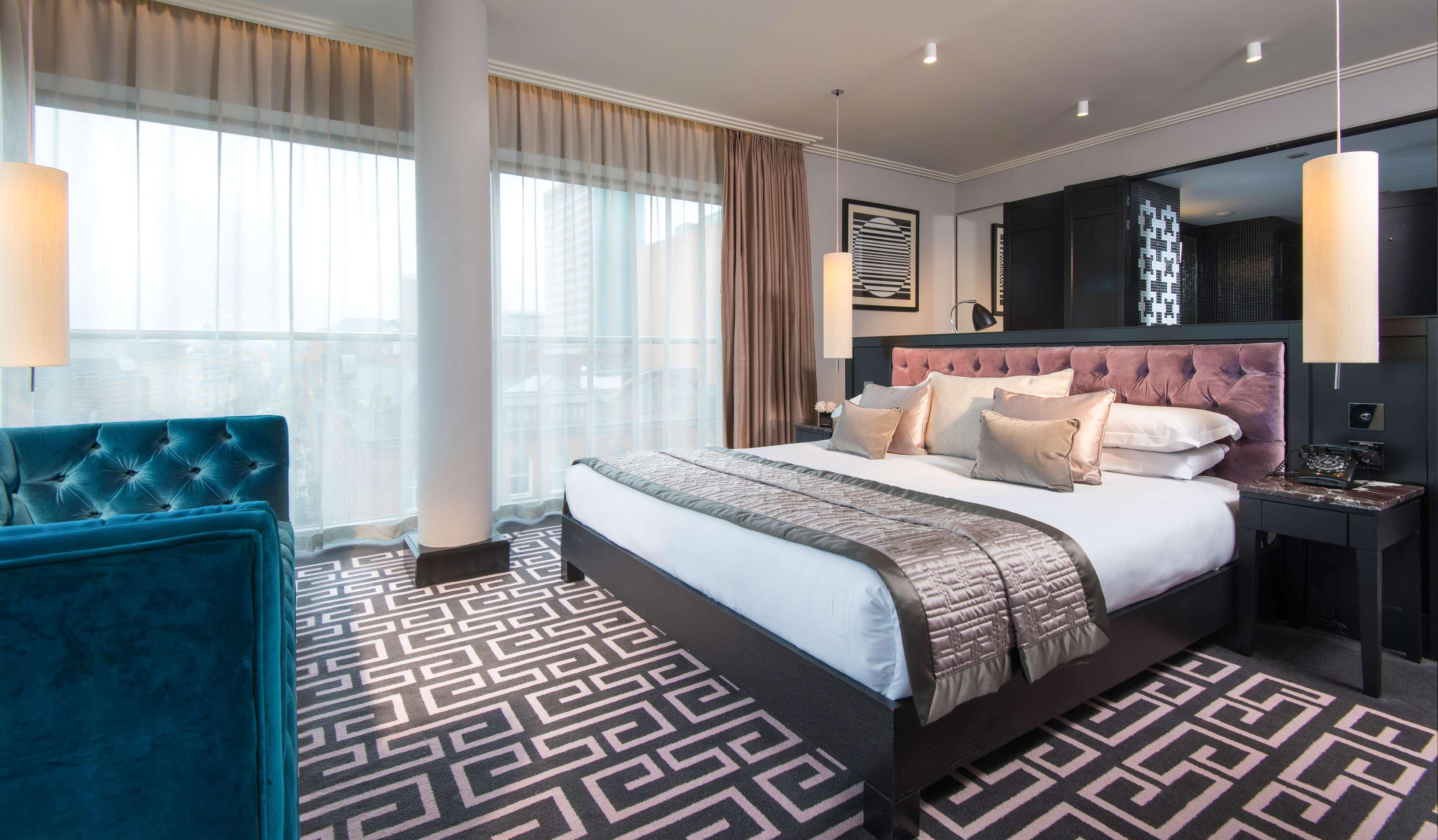 The Fitzwilliam Hotel Belfast Exteriör bild A bedroom at the hotel