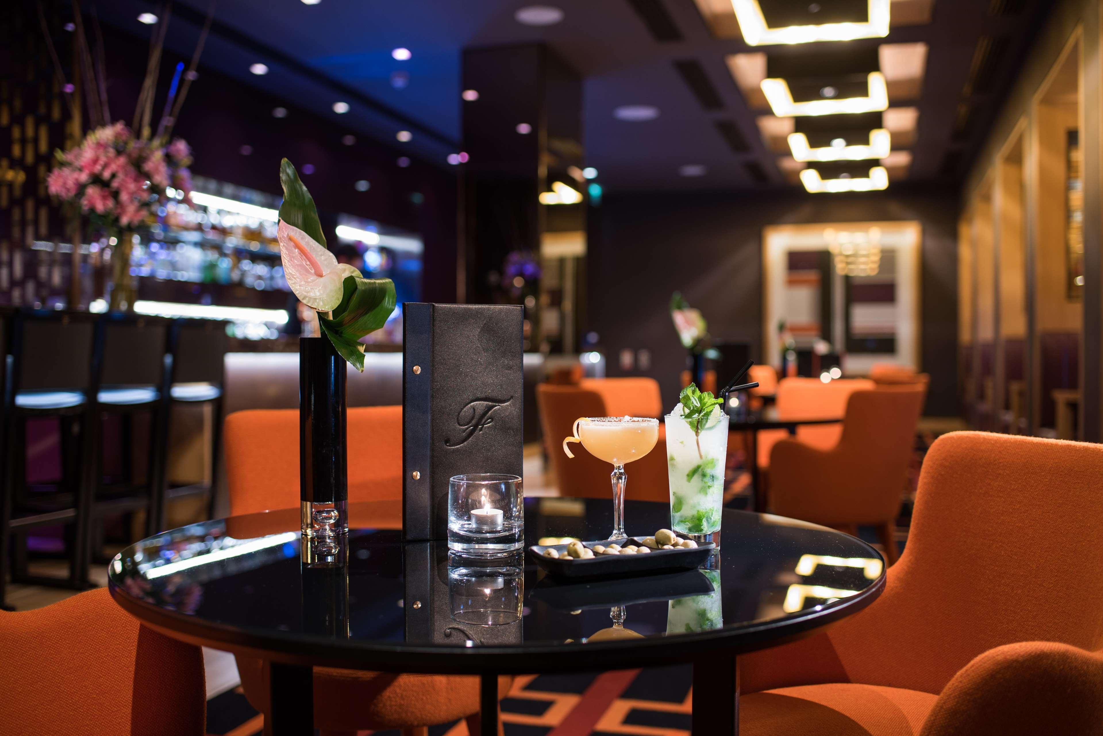 The Fitzwilliam Hotel Belfast Exteriör bild The bar at the hotel