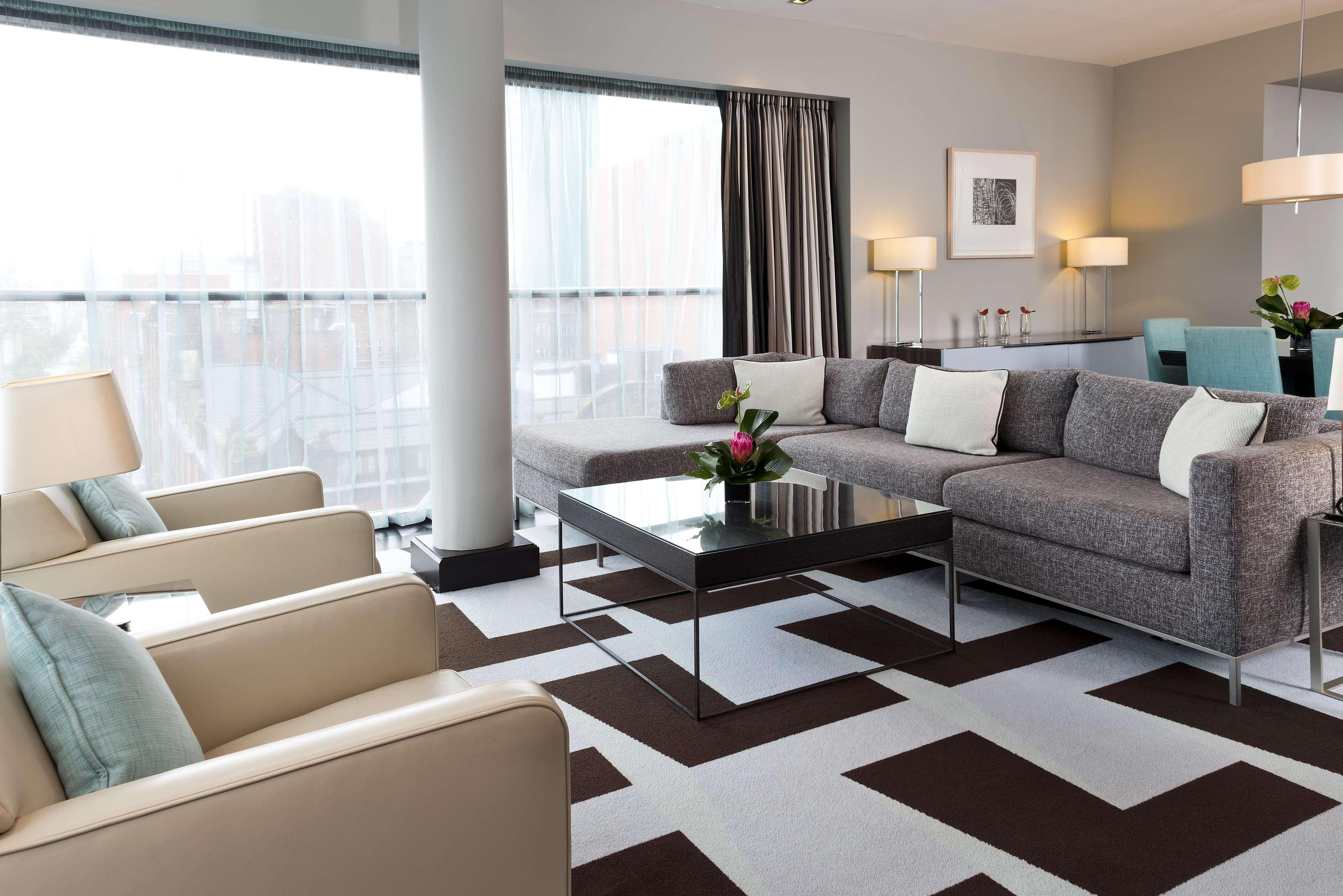 The Fitzwilliam Hotel Belfast Exteriör bild A suite at the hotel