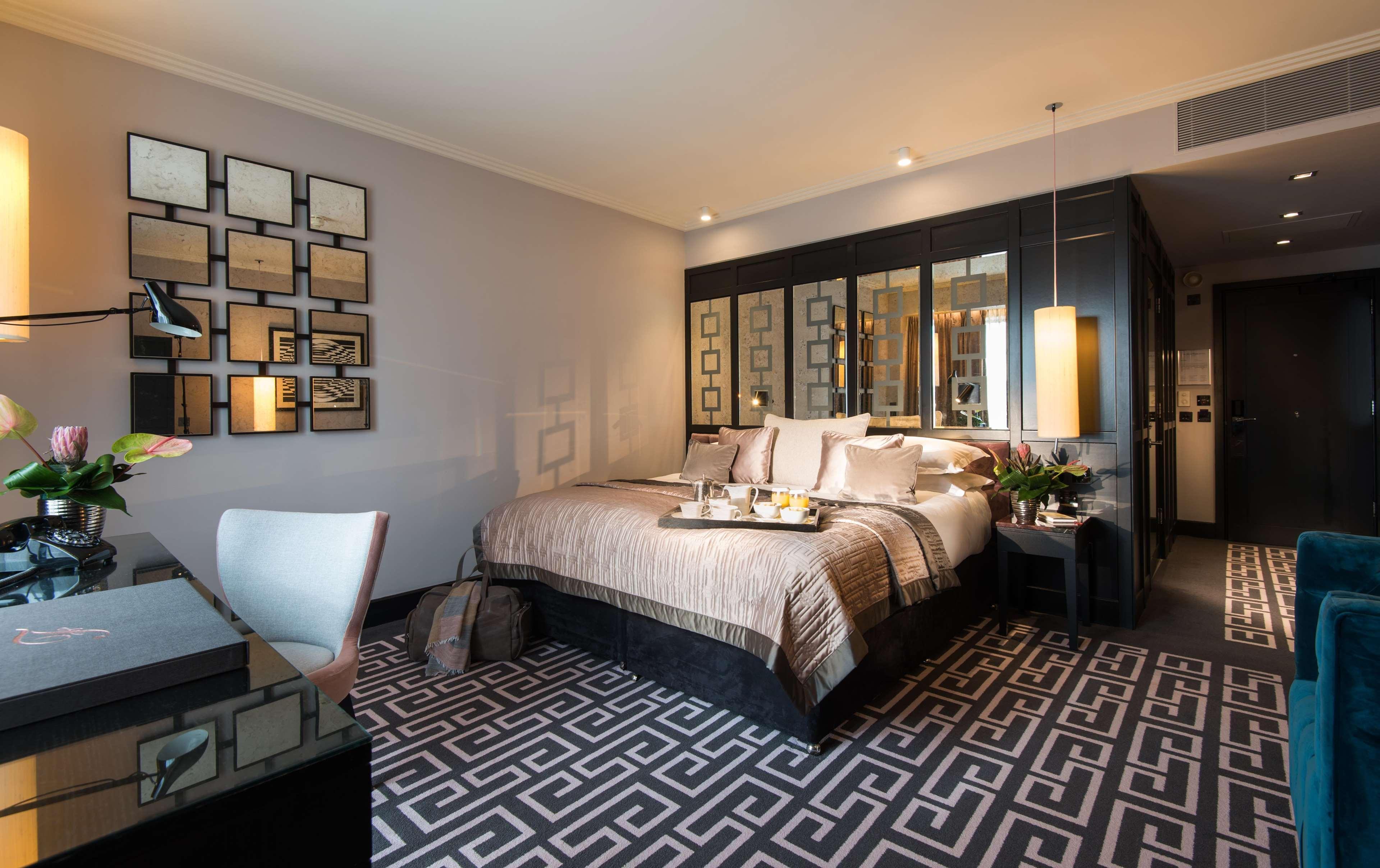 The Fitzwilliam Hotel Belfast Exteriör bild A bedroom at The Savoy