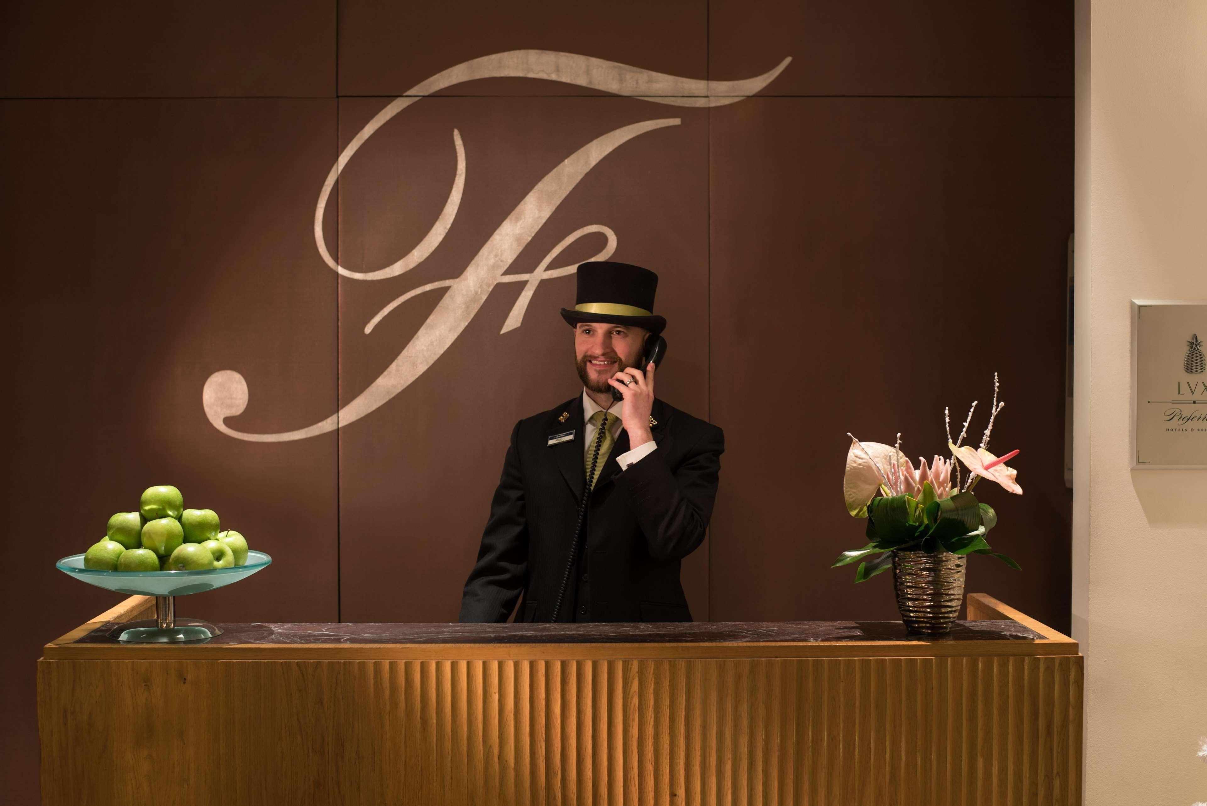The Fitzwilliam Hotel Belfast Exteriör bild Concierge at the Four Seasons Hotel, Milan