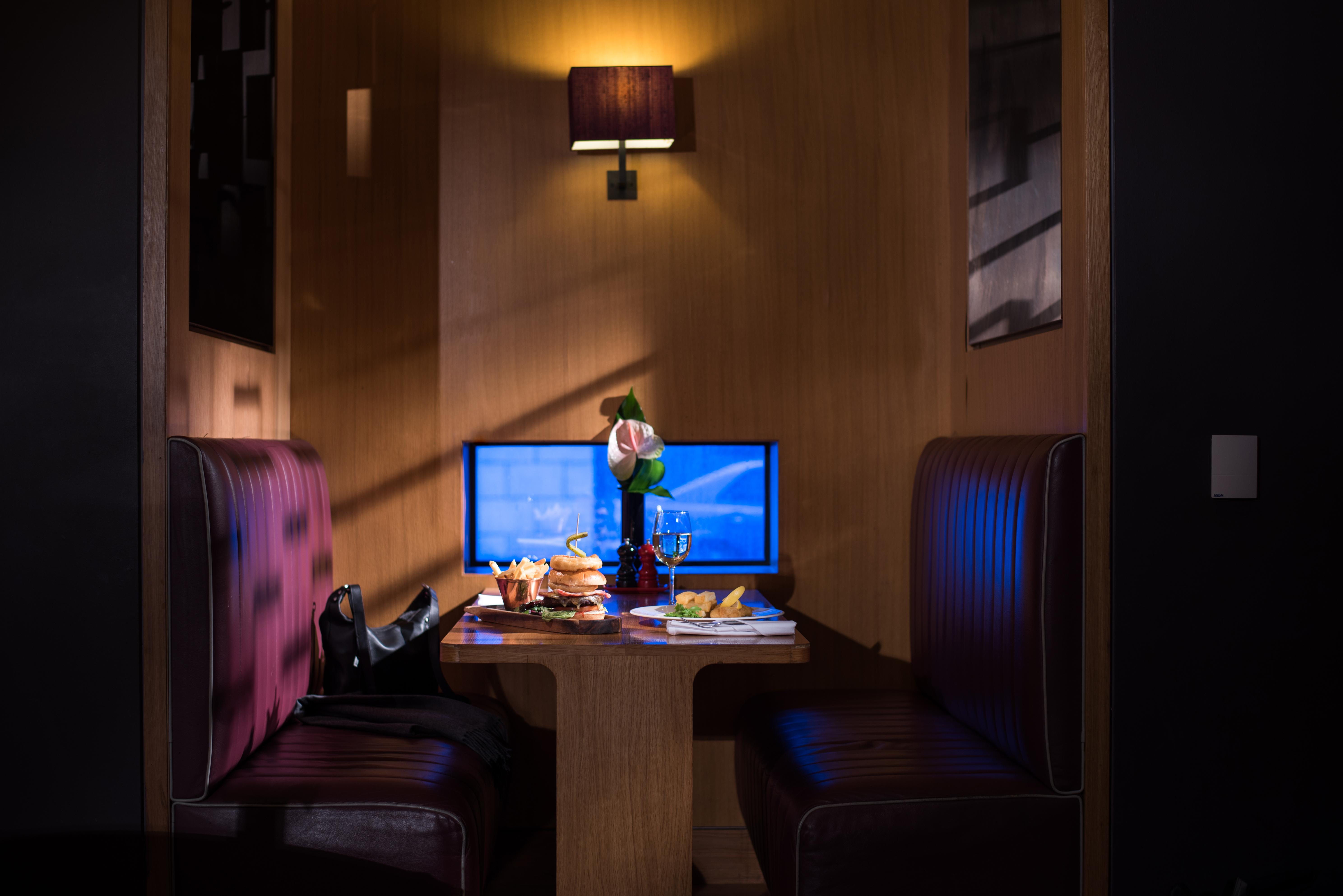 The Fitzwilliam Hotel Belfast Exteriör bild A private booth at the restaurant