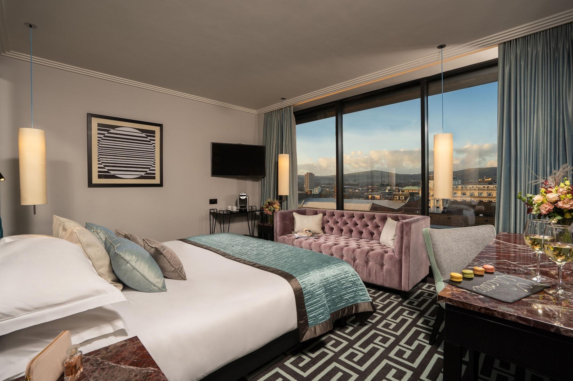 The Fitzwilliam Hotel Belfast Exteriör bild A bedroom at the hotel