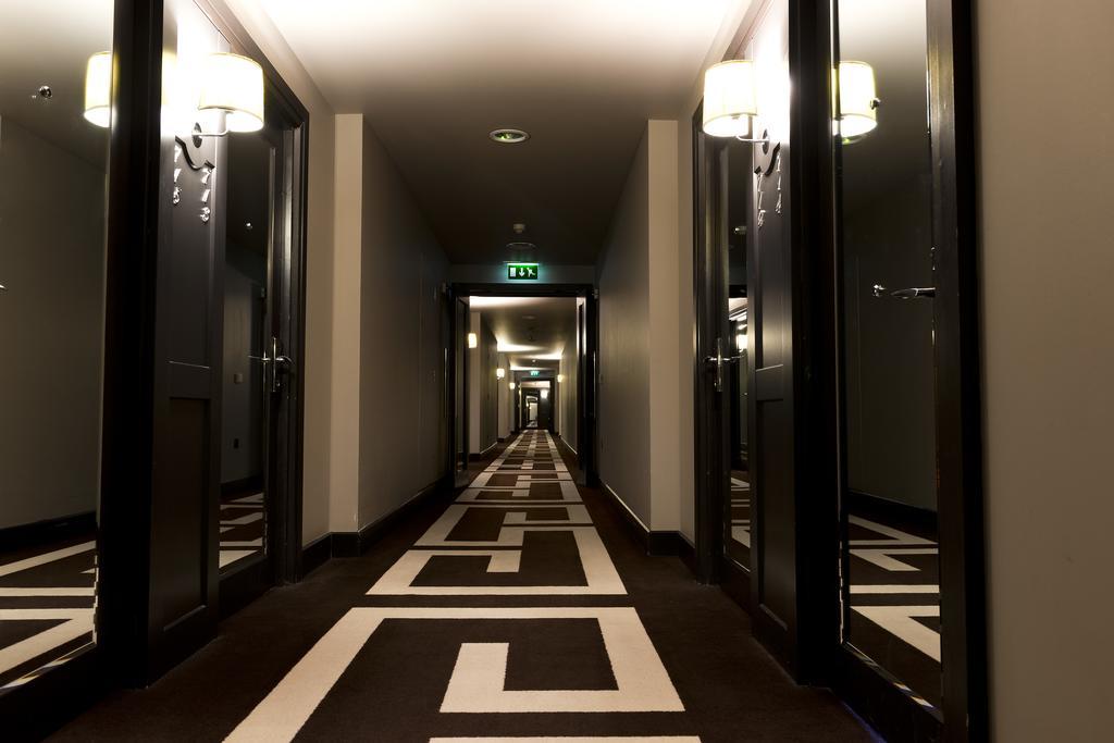 The Fitzwilliam Hotel Belfast Exteriör bild A corridor