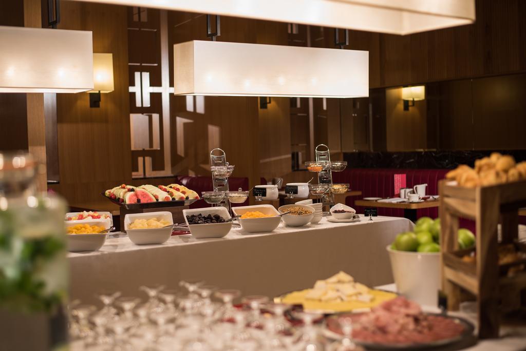 The Fitzwilliam Hotel Belfast Exteriör bild The buffet at the hotel